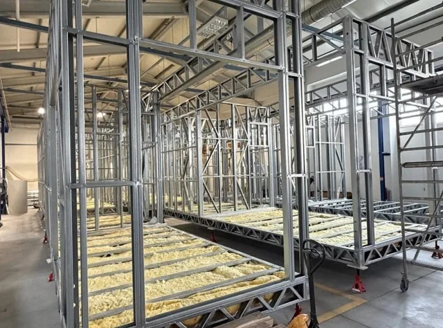 Moduly dětské skupiny během kompletace ve výrobní hale Skymax Living