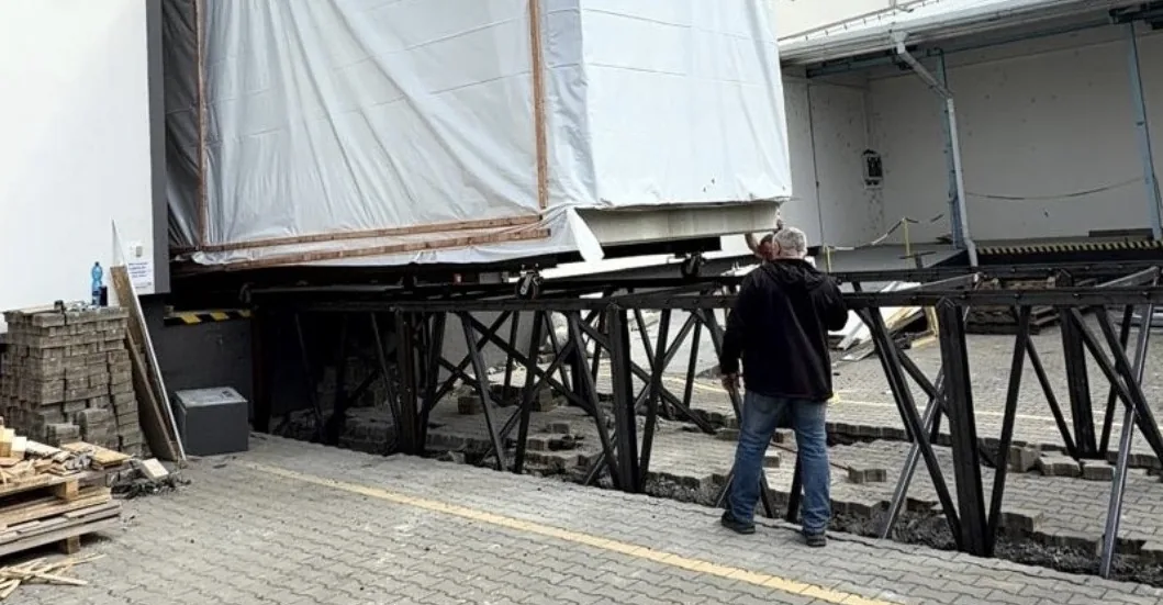 Zabalený modul opouští výrobní halu připravený k přepravě