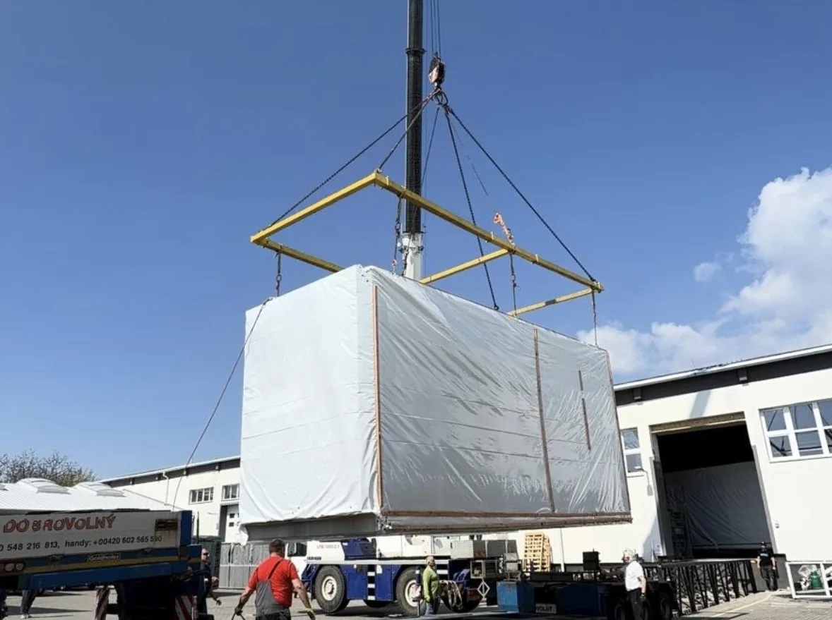 Moduly dětské skupiny během kompletace ve výrobní hale Skymax Living