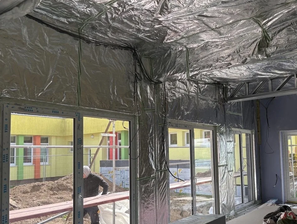 Interiér modulu s parotěsnou a reflexní vrstvou před dokončením povrchů