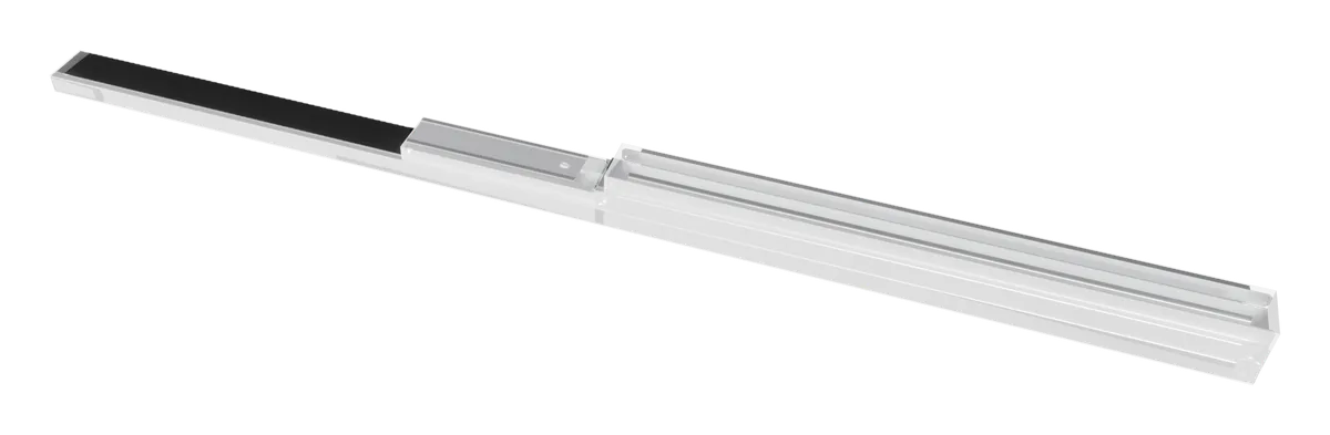Rozložený balíček VARYX DOOR EXTERIOR — svazek dílů rámu ve fólii s krabičkami spojovacího materiálu